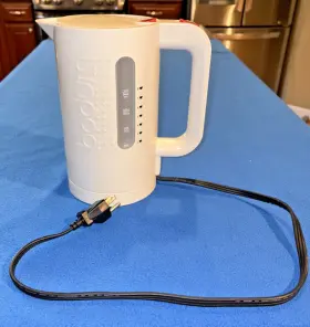 B00851lrna Bodum Electric Kettle 34 Ounces With Heating Element Base Bpa-free Plastic