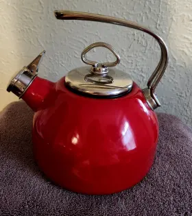 Chantal 088818371857 1.8- Quart Enamel-on-steel Classic Tea Kettle Red