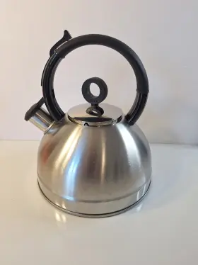 0907 Copco Stainless Steel Tea Kettle 2.5 Quart Whistles Heat Resistant Handle #0907