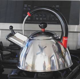 Farberware C0098 Vtg Whistling Tea Kettle Pot Stainless Steel 2 Quart K7055 Black/red Exc