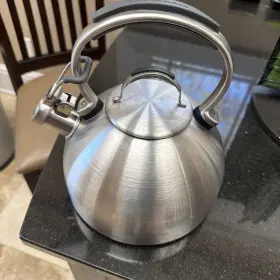 C-qq08 Kitchenaid Whistling Tea Kettle 2 Quart Stainless Cookware 18/10 Stay Cool Handle