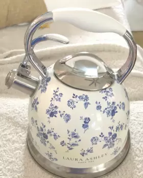 Laura Ashley 060706036067 2.5l Stove Top Kettle Whistles Easy Pour China Rose Pattern
