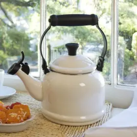 Le Creuset 024147917311 Nib White Enamel Kitchen Stove Top Whistling Tea Kettle 1.25 Quart 1.1l