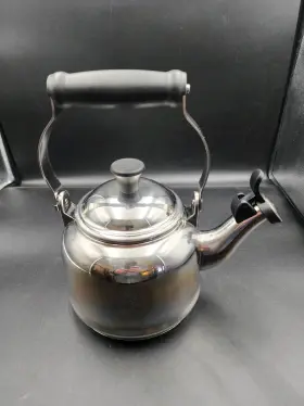 3260 Le Creuset Stainless Steel Kitchen Whistling Tea Kettle 1.1 Liter / 1.2 Quart