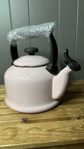 40102104100000 Le Creuset Traditional Kettle Chiffon Pink 2.1l 2.2 Quart Whistling Spout Enamel