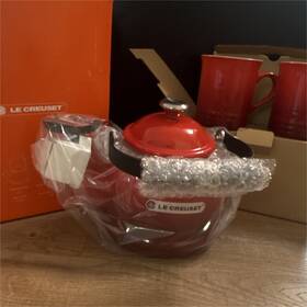 Le Creuset 40103010605105 Demi Kettle 1.25 Quart Red Enamel With 2 Stoneware Mugs 14 Oz