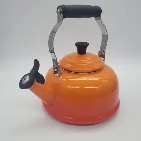 40104-ssv Le Creuset Enamel On Steel Classic Whistling Kettle Color Flame 1.7 Quart 1.6 Litres