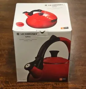 40107010600005 Le Creuset Oolong Whistling Tea Kettle 1.5l / 1.6 Quart Cerise Red Enamel Nib