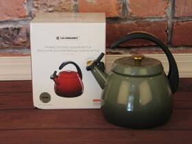 Le Creuset 40200310173221 Signature Cloche 2.2- Quart Whistling Tea Kettle Thyme - New In Box