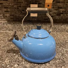 Le Creuset 630870131599 Tea Kettle Whistling Lapis Blue Manual 1.7 Quarts 1.6 Litres