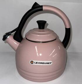 Le Creuset 630870180450 1.6 L / 1.7 Q Peruh Whistling Tea Kettle Chiffon Pink New No Box