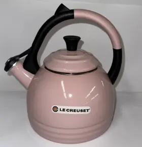 Le Creuset 630870180450 1.6 L / 1.7 Q Peruh Whistling Tea Kettle Chiffon Pink New No Box