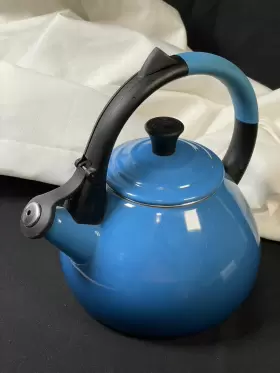 Le Creuset 630870196260 1.6 Quart 1.5l Oolong Whistling Tea Kettle Blue