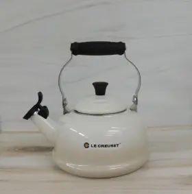 Le Creuset 630870259323 Enamel On Steel 1.7 Quart Classic Whistling Kettle Meringue - New