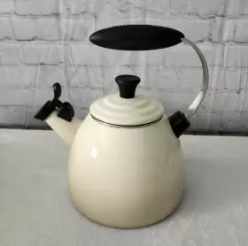Le Creuset 630870276832 1.5- Quart Halo Whistling Tea Kettle Cream Ombre