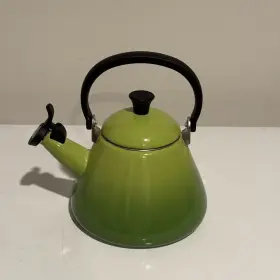 Le Creuset 630870277679 1.7 Quart 1.6 Liter Whistling Kone Kettle Green Excellent Condition