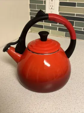 Le Creuset 630870282840 Classic Enamel Oolong Whistling Tea Kettle Red Marseille 1.6 Qt