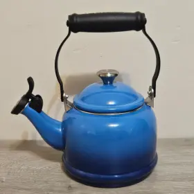 Le Creuset 630870306782 Demi Azure Blue Tea Kettle Enamel Steel Whistle 1.25qt/1.1l