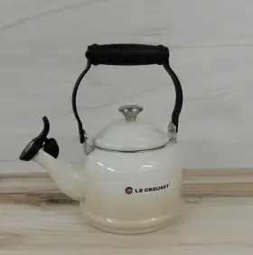 Le Creuset 630870326681 Enamel On Steel 1.25 Quart Demi Tea Kettle Meringue - New