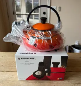Le Creuset 630870328081 Zen Enameled Steel Kettle 1.6 Quart/1.5l Flame Orange New Nib