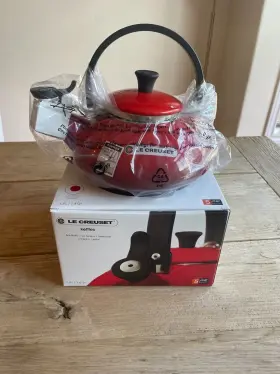 Le Creuset 630870328104 Zen Enameled Steel Kettle 1.6 Quart/1.5l Cerise/cherry Red New Nib