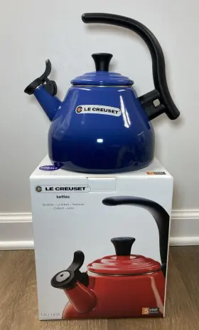 Le Creuset 630870329064 Inch Cobalt 1.6 Quart Enamel-on-steel Whistling Chrysenth Tea Kettle Nwt