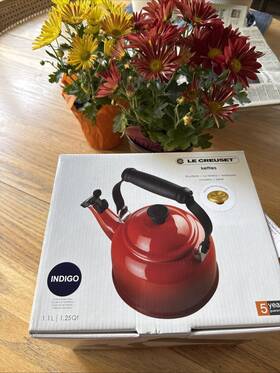 Le Creuset 630870333931 Indigo Gold Knwhistling Tea Kettle 1.25 Quart Limited Edition New In Box