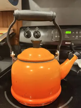 6744 Le Creuset Demi Whistling Tea Kettle Flame Orange 1.25 Quart Enamel Electric/gas