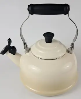 Q3101-16 Le Creuset 781147823898 Enamel On Steel Whistling Tea Kettle White 1.7 Quart 1.6 L