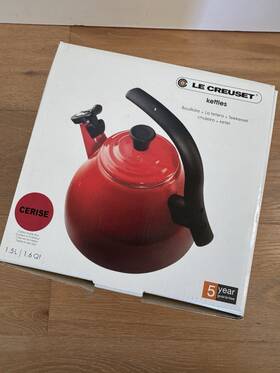 Le Creuset 920000900 New 1.6 Quart 1.5 L Chrysenth Whistling Tea Kettle Enamel Cerise Red
