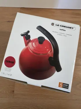 920000900 Le Creuset New 1.6 Quart 1.5 L Chrysenth Whistling Tea Kettle Enamel Cerise Red