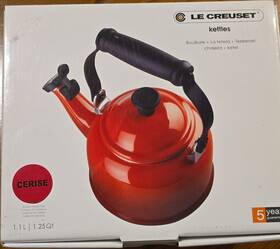 Le Creuset 92000900060000 Cerise Enamel Whistling Kettle 1.1l 1.25 Quart Model