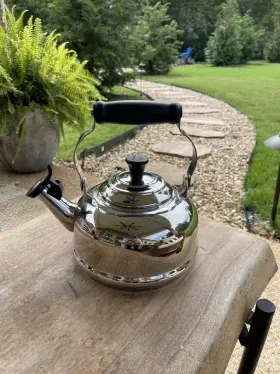 N14002 Le Creuset Classic Stainless Steel Whistling Tea Kettle 1.7 Qt/1.6 L