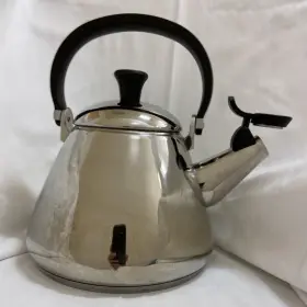 N17023 Le Creuset Classic Stainless Steel Whistling Tea Kettle 1.7 Quart / 1.6 L