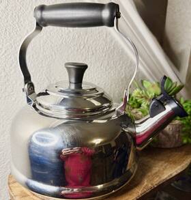 Le Creuset N18011 Stainless Steel Whistling Tea Kettle 1.7 Quart Induction Safe