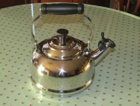 N20023 Le Creuset Stainless Steel Classic Whistling Kettle Tea Pot 1.7 Qt