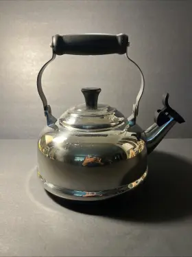 N20037 Le Creuset S.steel Whistling Kettle With Folding Handle All Cooktops 1.7qt