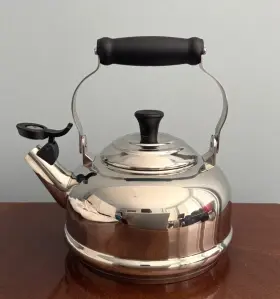 N20048 Le Creuset Stainless Steel Whistling Tea Kettle Large 1.7 Quart Very Clean 1.6l