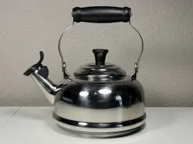 N21012 Le Creuset Classic Stainless Steel Whistling Tea Kettle 1.7 Quart Euc
