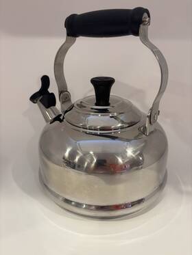 Le Creuset N21024 1.7 Quart Classic Stainless Steel Whistling Tea Kettle Pot Nice