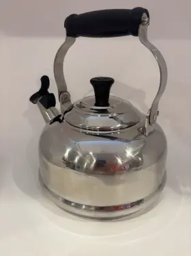 N21024 Le Creuset 1.7 Quart Classic Stainless Steel Whistling Tea Kettle Pot Nice