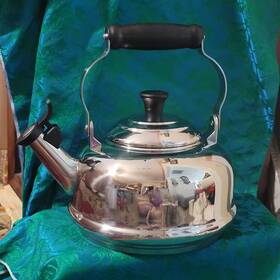 Le Creuset N22008 Crueset Stainless Steel Tea Kettle 1.7 Quart # New With Tag On Bottom