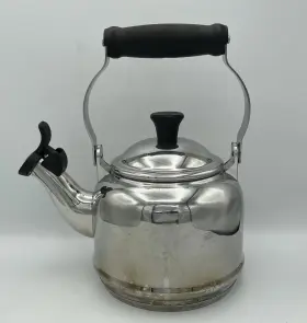 N22020 Le Creuset Kettle Demi Stainless Steel Whistling Silver 1-1 L / 1.2 Qt
