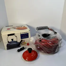 Q3100 Le Creuset Vintage Red Whistling Tea Kettle In The Box 1.7l