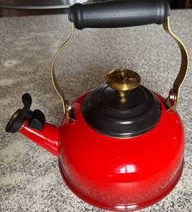 Le Creuset Q3101hp67 Harry Potter Hogwarts Express Tea Kettle - Red Open Box Never Used