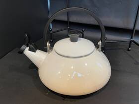 Le Creuset Q9213-16 White Zen Whistling Teapot Kettle 1.5 L / .6 Qt