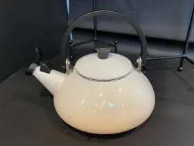 Q9213-16 Le Creuset White Zen Whistling Teapot Kettle 1.5 L / .6 Qt