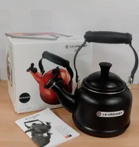 Q9401-20 Le Creuset Enamel On Steel 1.25 Quart Demi Tea Kettle Licorice Matt Black - New