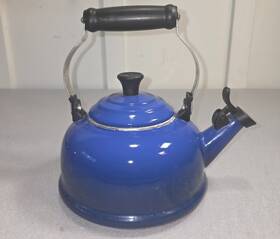 Le Creuset Q9401-717 Blue Classic Whistling Kettle 1.7 Quart Needs Cleaned Inside