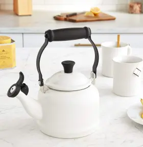 Qs9403-16 Le Creuset Enamel On Steel 1.25 Quart Demi Tea Kettle And 2 Mug Set White